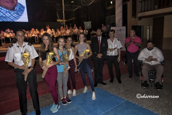 Las chicas del Gimnasio El Zodiaco también recibieron flores como obsequio al final de su actuación Las chicas del Gimnasio El Zodiaco también recibieron flores como obsequio al final de su actuación