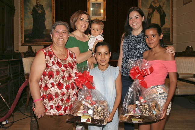 Las niñas saharauis, junto a sus madres de acogida y la titular de Bienestar Social