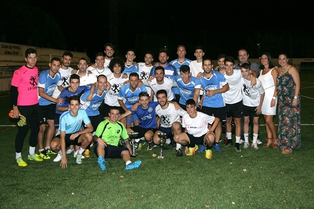 Los Finalistas, al terminar el torneo, posando con las concejalas y el presidente del CF Almodóvar