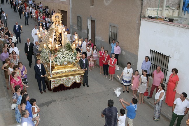 Momento en que varias palomas son echadas a volar entorno a la Virgen