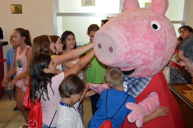 Ni&ntilde;os saludan a Peppa Pig