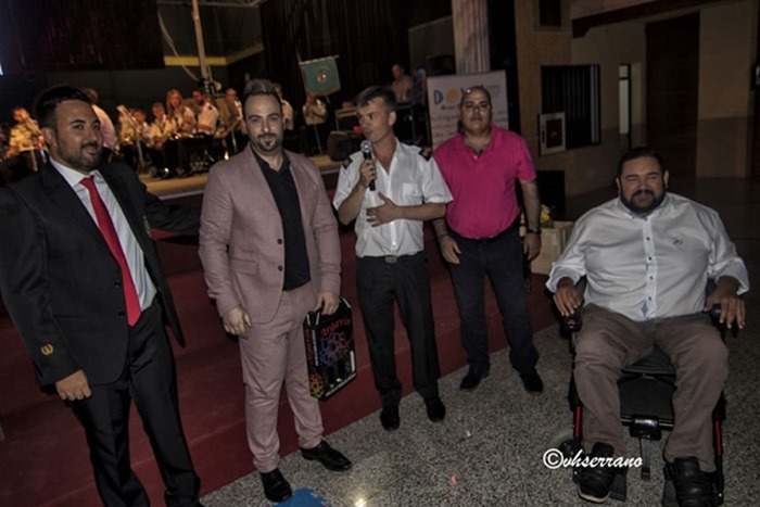 Pako Navarrete recibiendo su obsequio de manos de los responsables de la Agrupación Musical de Argamasilla de Calatrava Pako Navarrete recibiendo su obsequio de manos de los responsables de la Agrupación Musical de Argamasilla de Calatrava