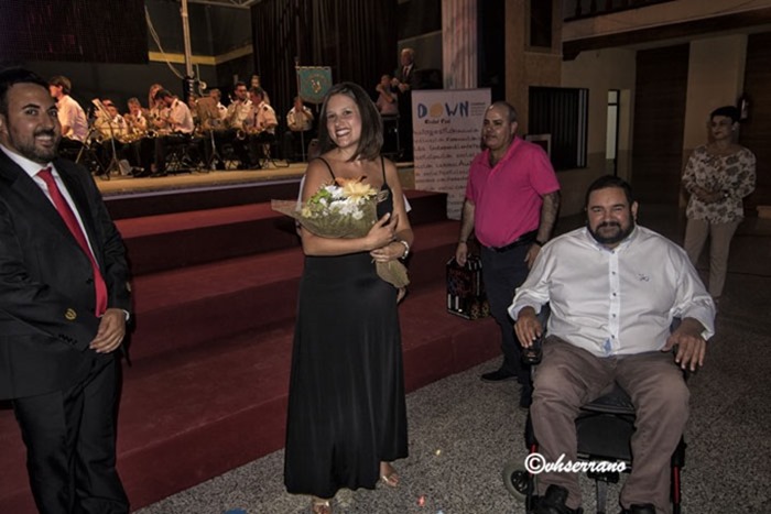 Pilar Serrano recibió un ramo de flores al finalizar su actuación en la gala a favor de Caminar Pilar Serrano recibió un ramo de flores al finalizar su actuación en la gala a favor de Caminar