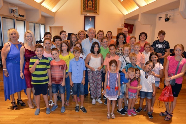 Pilar Zamora posa con los niños y sus familias