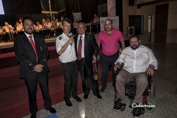 Rafael Solana junto Jos&eacute; Rodr&iacute;guez &lsquo;Rocher&rsquo; en la entrega de obsequios