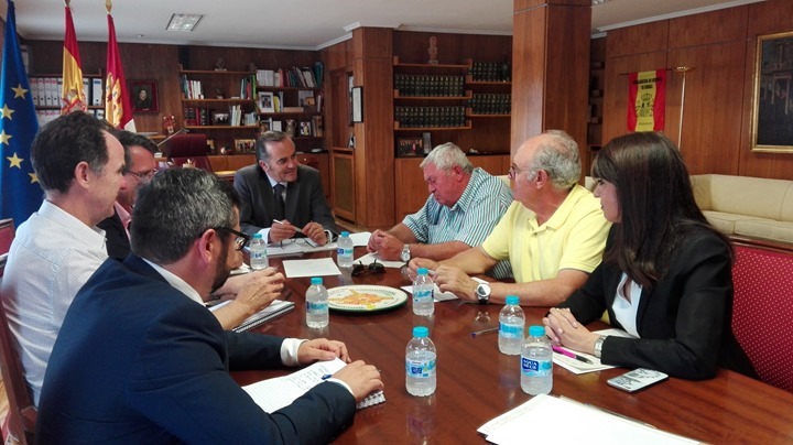 Reunión de miembros de Asaja con el delegado