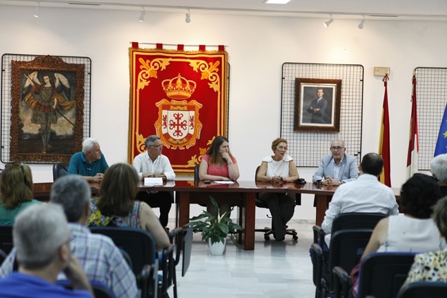 Un momento durante la inauguraci&oacute;n de la exposici&oacute;n de vhserrano