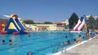 Diversión para combatir el calor en la fiesta acuática de la piscina municipal de Los Llanos, en Valdepeñas