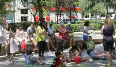 En la presentación del libro ‘ABECEBARRIO’, la autora Nieves Fernández y la ilustradora Mª Ángeles Camacho realizaron un cuentacuentos para sus jóvenes lectores