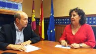 La portavoz del PSOE en Abenójar, Rosa María Pasamontes se interesa por en proyecto de la mina de wolframio que pretende instalarse en el municipio