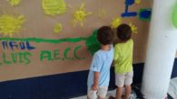 Los pequeños participantes en el Campus Multideportivo de Almodóvar del Campo reciben consejos de la AECC para no quemarse con el sol en verano