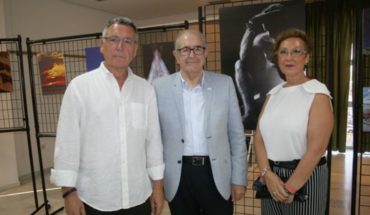 Ventura Huertas Serrano arropado por sus vecinos en la apertura de la exposición de fotografías ‘Miradas diferentes’