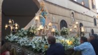 Victoria Sobrino junto a  miembros de la corporación municipal acompañaron a la Virgen de la Salud en su recorrido procesional