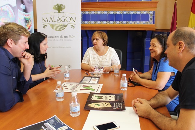 Carmen Olmedo con la Asociación  Gastronómica y Turistica ‘Producto de Malagon’ 