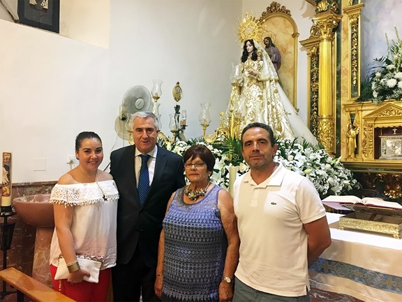 Las autoridades, posando ante la patrona, la Virgen de las Nieves
