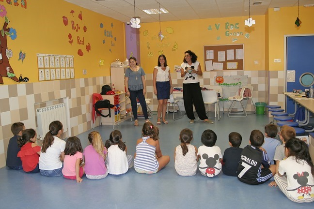 Los pequeños, saludando a la directora y la concejala, junto a la monitora