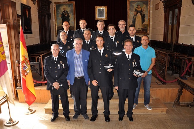Posando junto a sus nuevos compañeros, el alcalde y el concejal Fernando Torres
