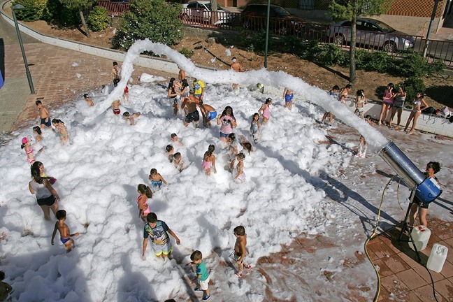 Refrescante ba&ntilde;o de espuma en el ecuador de la Semana de la Juventud