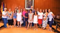 El alcalde de Manzanares  recibe a las niñas saharauis y familias acogedoras participantes en el Programa “Vacaciones en Paz”