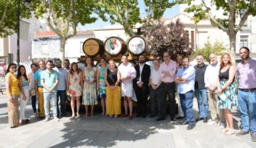 Inaugurado un conjunto escultórico alusivo al sector vinícola