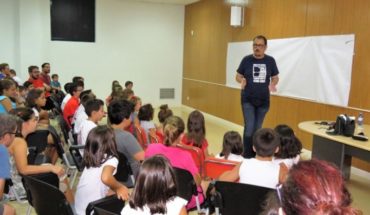La biblioteca municipal de Manzanares ha celebrado hoy la actividad “El bosque de los cuentos”