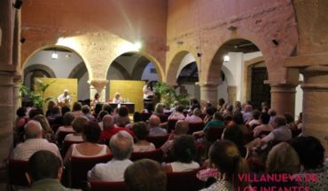 La Universidad Libre de Infantes celebra la Fiesta de la Poesía completando el aforo de la Casa de Cultura-Alhóndiga