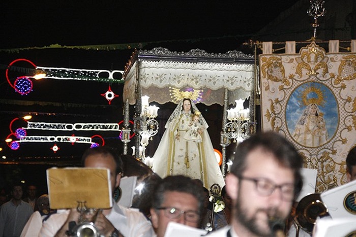 Agrupación Musical de Argamasilla de Calatrava con la Virgen del Socorro