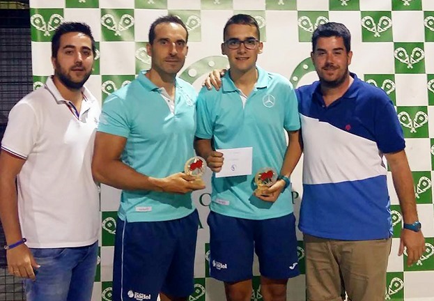 En el centro, Alberto Simarro y Álvaro Fernández, campeones de primera categoría