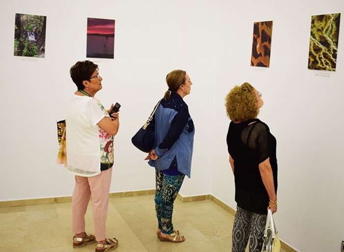 Las miradas solidarias de Venturas Huertas en el Museo Municipal de Puertollano