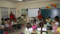 Cruz Roja La Solana  informa a los escolares sobre la circulación con patinetes y bicicletas.