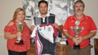 El equipo ciclista FENAVIN, ganador del campeonato regional, muestra sus triunfos en la Diputación