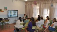 El Gobierno regional ha distribuido ya los dispositivos e impartido formación al profesorado de los colegios que utilizarán libros digitales