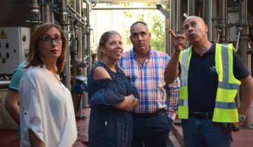 Inmaculada Jiménez visita Vinícola de Tomelloso para conocer cómo se está desarrollando la campaña Ante