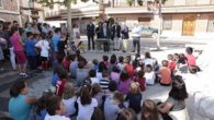 Villalón Benítez ya sienta su literatura en un ‘Banco Literario’ de la Plaza de España de Aldea del Rey, el primero de toda la provincia