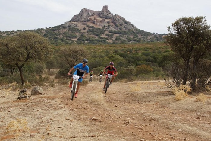 01 Al fondo, la fortaleza de Salvatierra