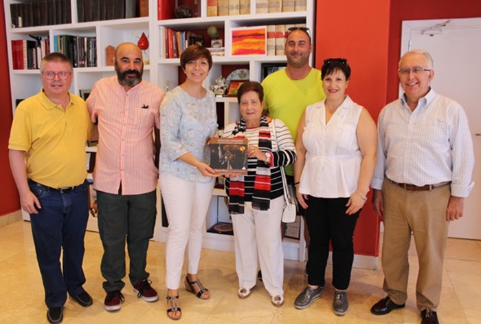 La Junta de Cofradías en la entrega a Cáritas y Afanion