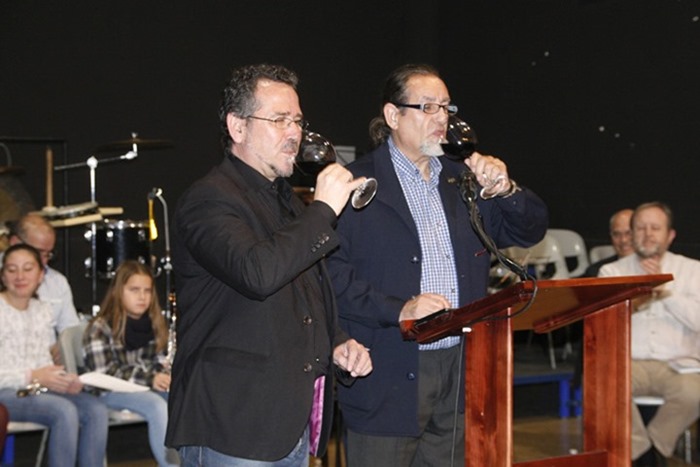 Coordinador y prologuista brindando