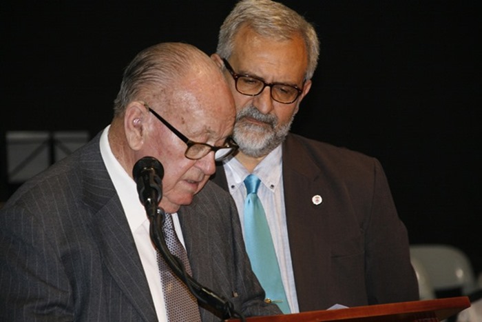 El alcalde junto al poeta de Aldea de Rey y Banco Literario 2017