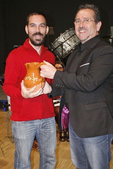 El concejal de Cultura recibió su jarra de manos de Luis Díaz-Cacho