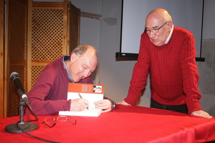 Manuel Ciudad firmando ejemplares de su obra