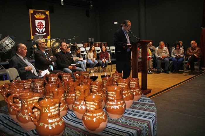 Prologuista y en primer plano las jarras realizadas por el Alfar Arias