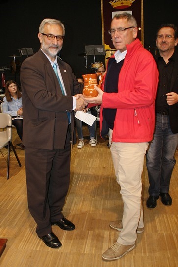 S&aacute;nchez Ciudad entreg&oacute; a Huertas Serrano su reconocimiento