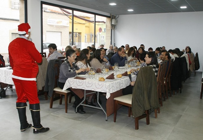 López Morena disfrazado para la ocasión dirigiéndose a los socios durante la comida de Navidad