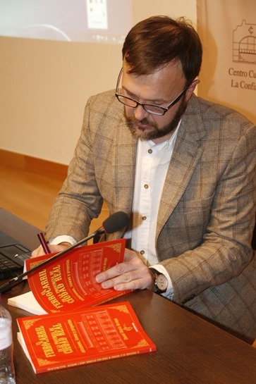 Marín firmando el libro sobre el ferrocarril en la provincia de Ciudad Real