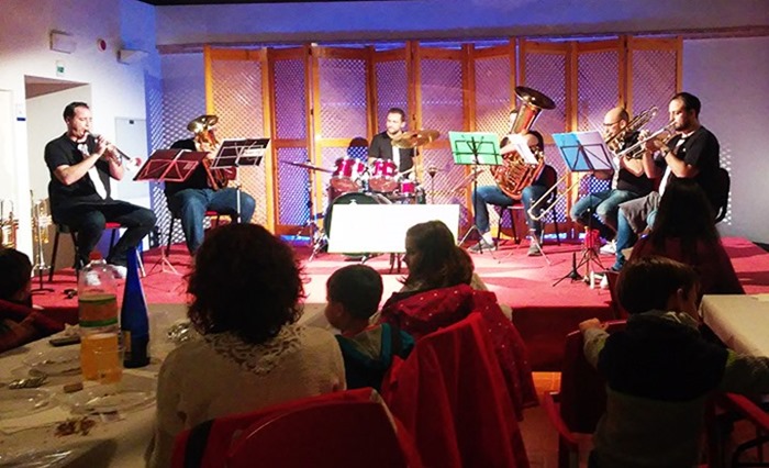 Un momento de la actuación de los WonderBrass en la Sala de las Cerechas del Patio de Comedias de Torralba