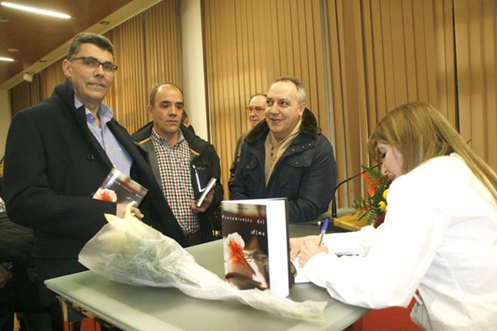 Alicia Gallego acompañada por compañeros de trabajo