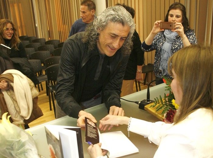 Alicia firmó un ejemplar de su libro al escritor Javier Márquez