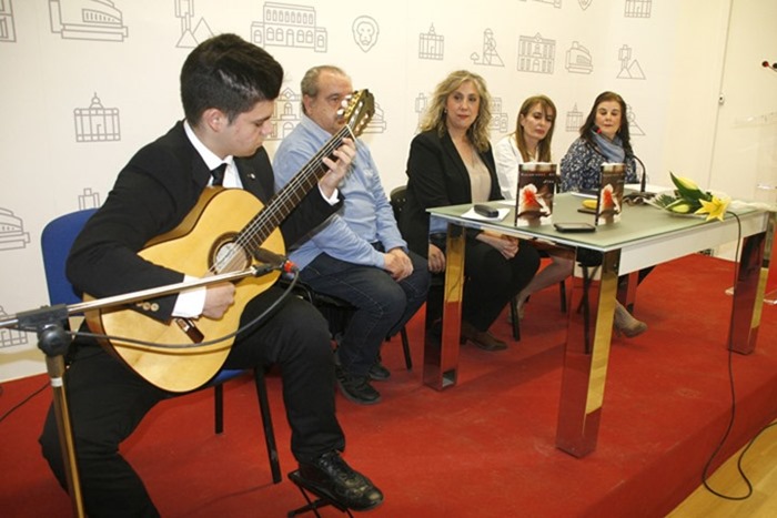 El guitarrista Sergio Montañéz, el poeta Manuel Muñoz, Ana Belén Mazarro, Alicia Gallego y Beatriz Gallego