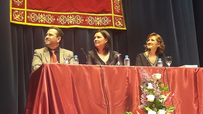 El pregonero del amor Luis Díaz- Cacho junto a la alcaldesa de Puertollano y la presidenta del Timón