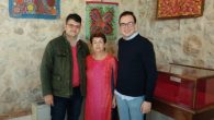 El Museo Etnográfico de Villarrubia acoge una novedosa muestra de pañuelos de seda pintados a mano de la artista valenciana Carmen Mesado